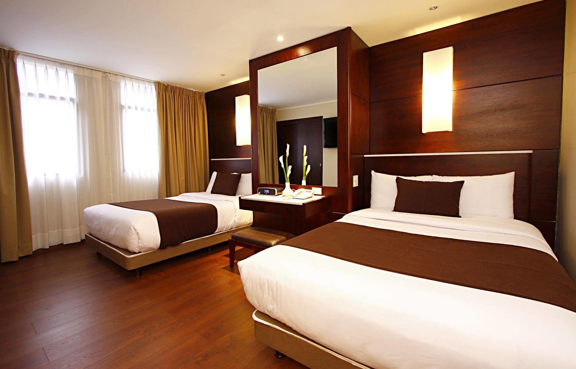 Reina Isabel Hotel 4*