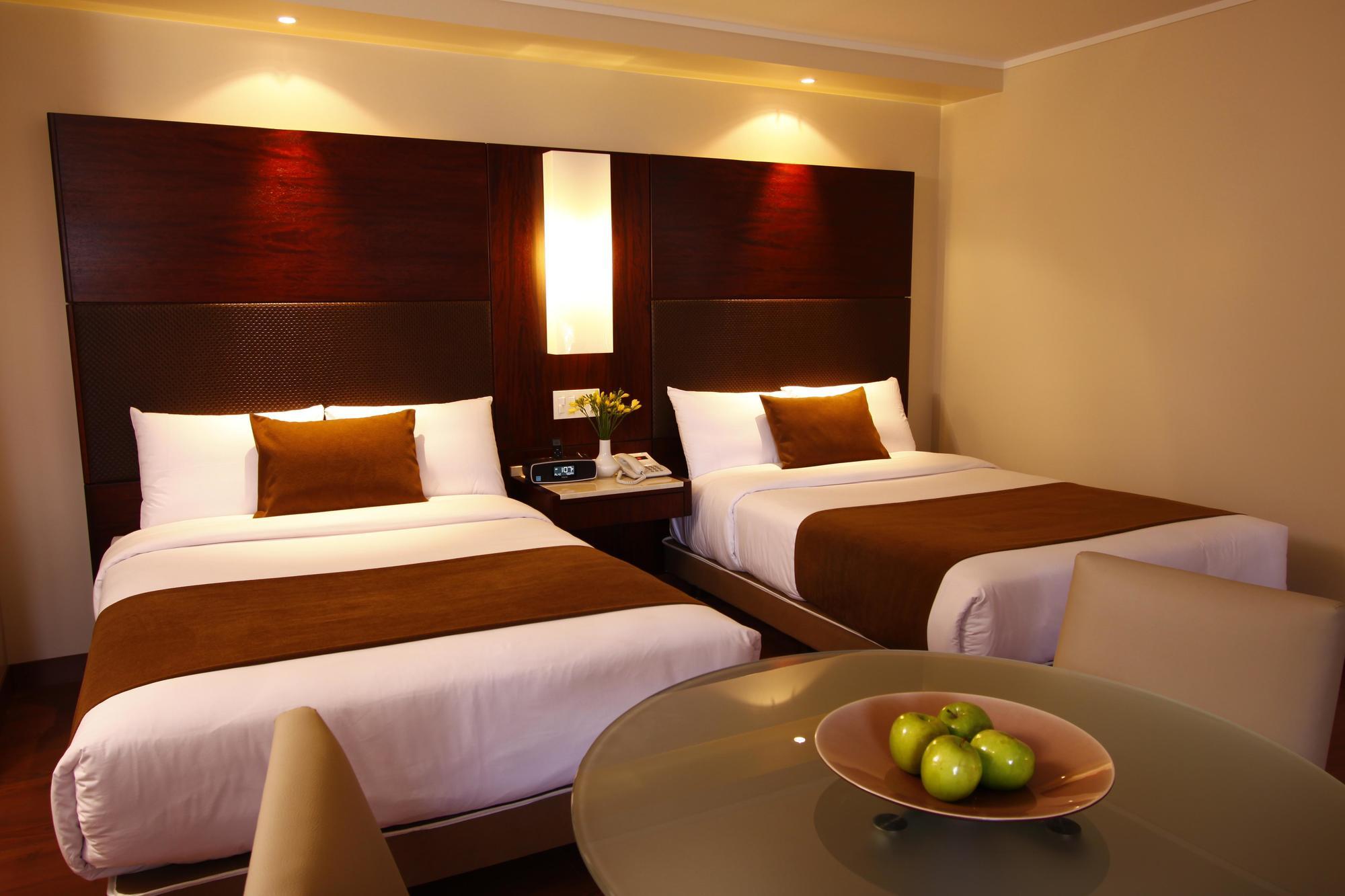 Hotel Reina Isabel 4*